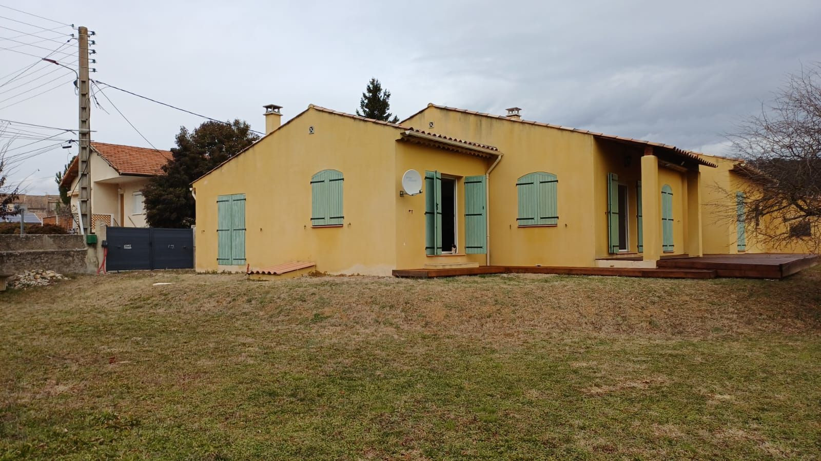 
                                                Location
                                                 Villa dans quartier résidentiel