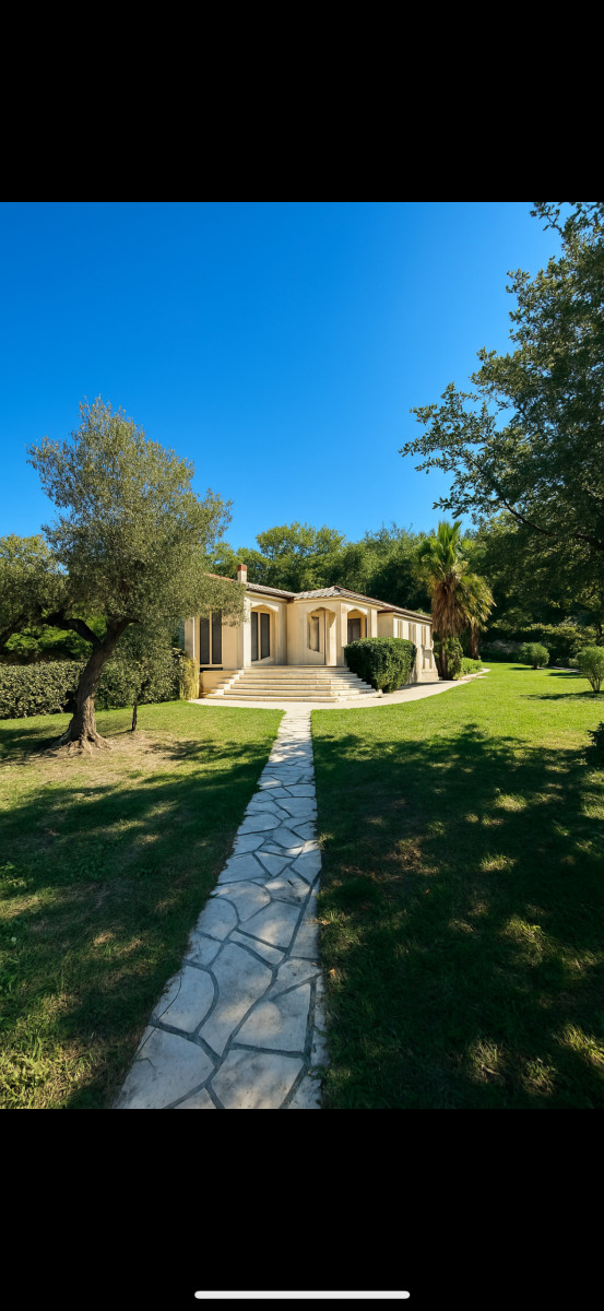 
                                                Vente
                                                 Villa de 245M2 avec Piscine