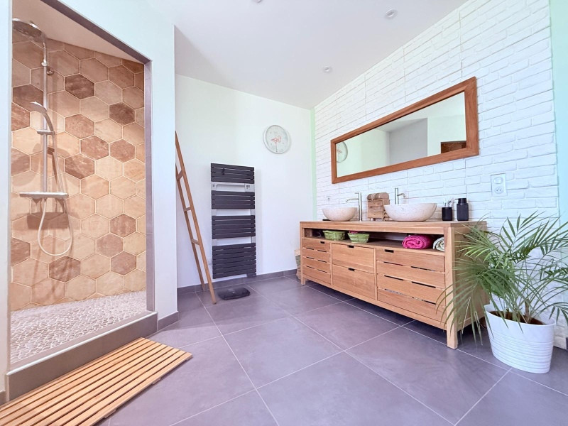 
                                                Vente
                                                 Villa de plain-pied 225 m² – 5 chambres dont suite parentale – Piscine – 15 min de Bergerac