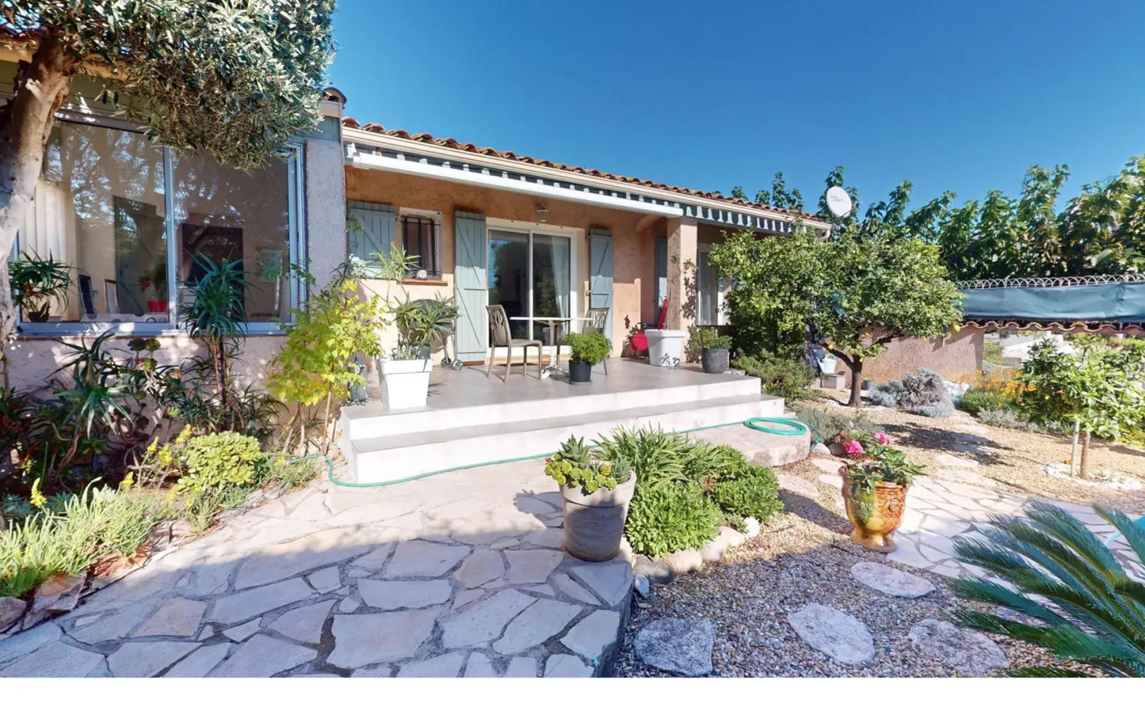 
                                                Viager
                                                 Villa déjà louée en bord de mer à Carqueiranne pour investissement