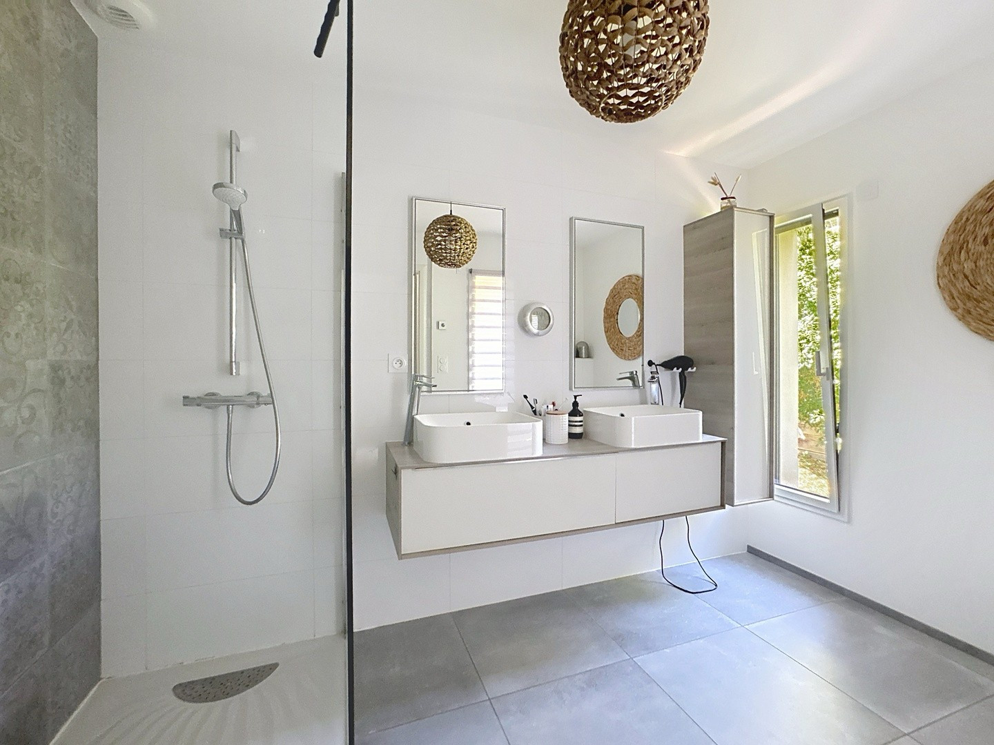 
                                                Vente
                                                 VILLA D'EXCEPTION AVEC VUE CHÂTEAU