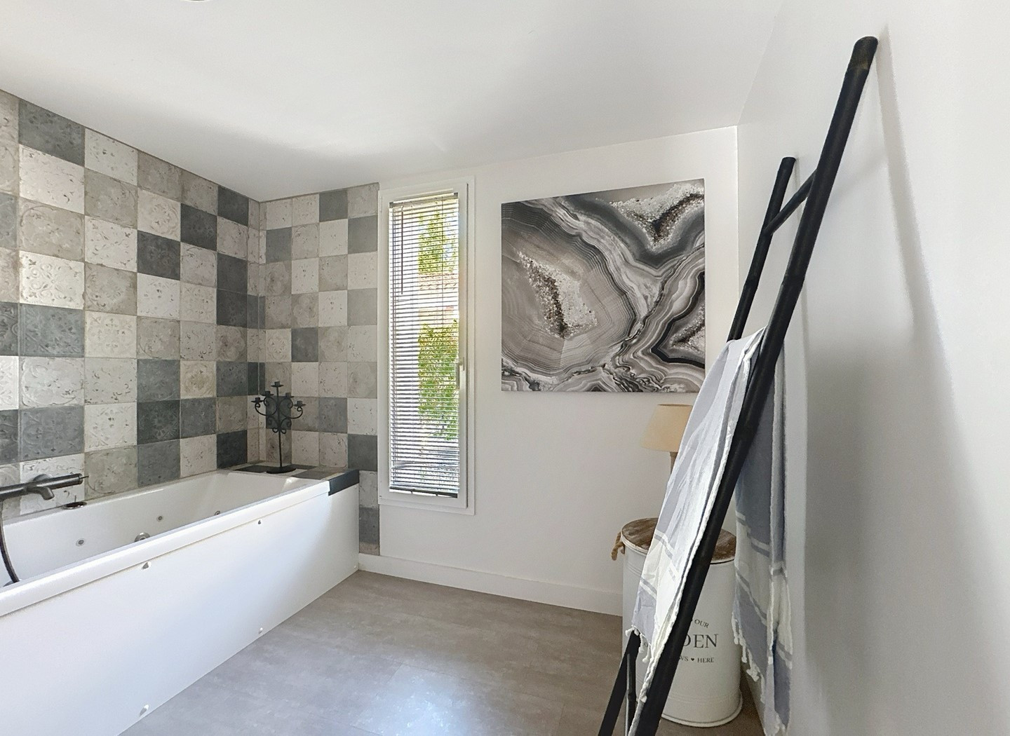 
                                                Vente
                                                 VILLA D'EXCEPTION AVEC VUE CHÂTEAU