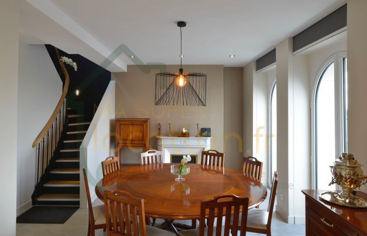 
                                                Vente
                                                 Villa exceptionnelle sur le toit d'un immeuble de standing.