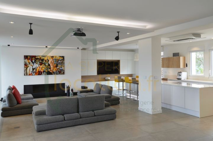 
                                                Vente
                                                 Villa exceptionnelle sur le toit d'un immeuble de standing.