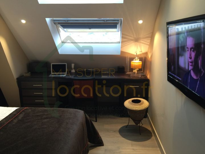 
                                                Vente
                                                 Villa exceptionnelle sur le toit d'un immeuble de standing.