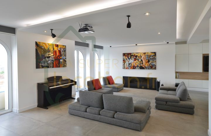 Vente
                                                 Villa exceptionnelle sur le toit d'un immeuble de standing.