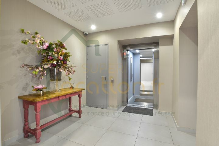 Vente
                                                 Villa exceptionnelle sur le toit d'un immeuble de standing.