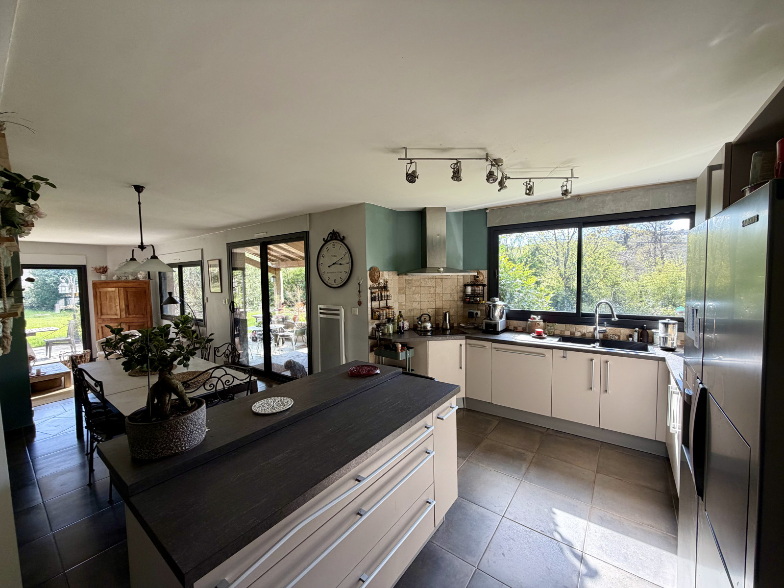 
                                                Vente
                                                 Villa familiale 8 pièces de plus de 190 m²