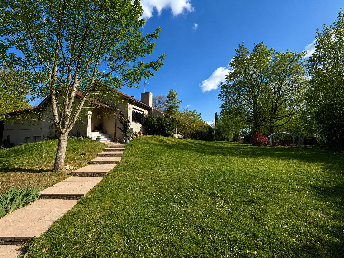 
                                                Vente
                                                 Villa familiale 8 pièces de plus de 190 m²