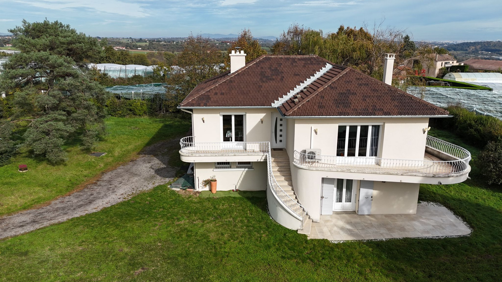 
                                                Vente
                                                 Villa idéalement située dans un secteur prisé et bien orientée avec vue.