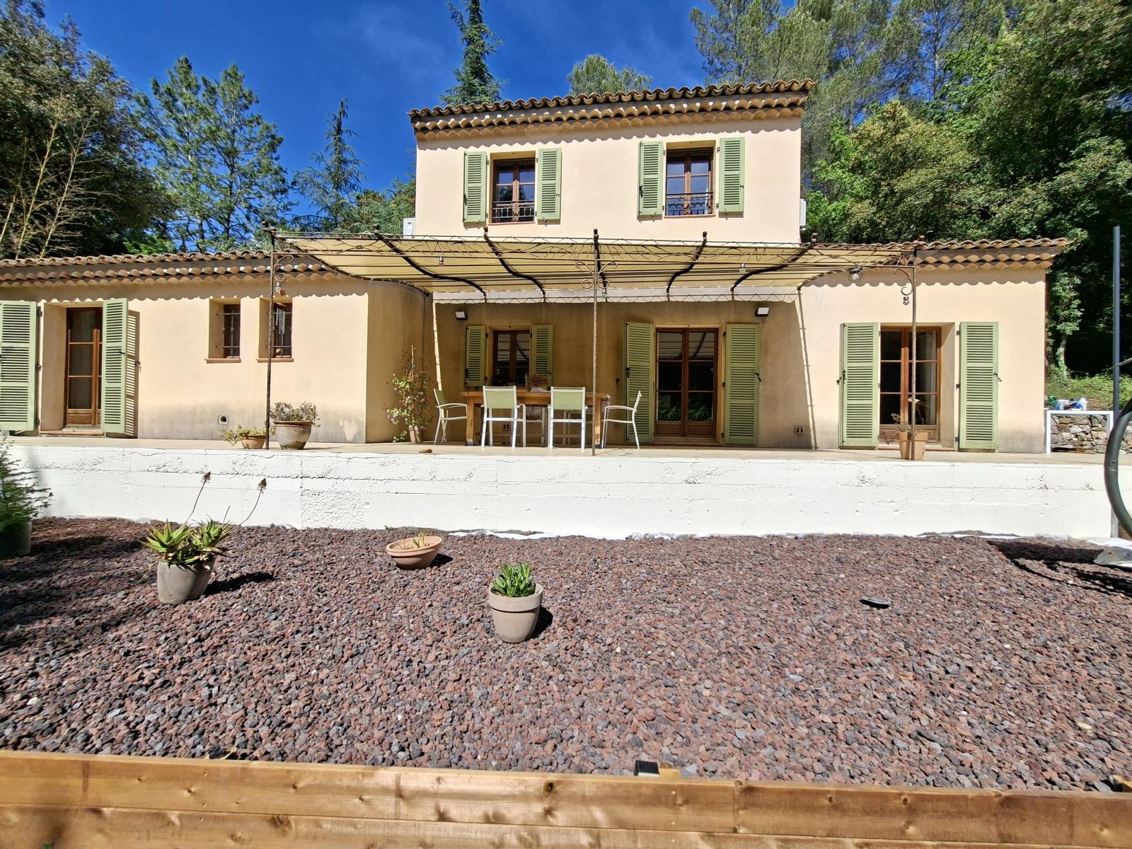
                                                Location
                                                 Villa meublé et jacuzzy sur 2000m2 de terrain