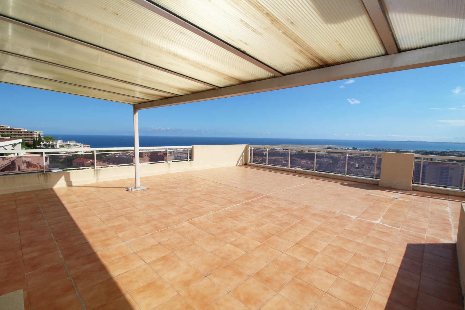 
                                                Vente
                                                 Villa sur le toit Nice Ouest VUE MER au calme avec piscine