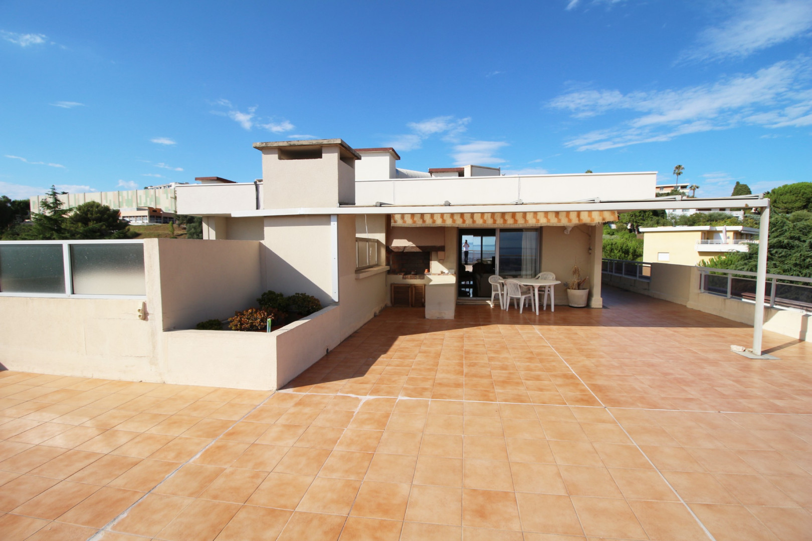 
                                                Vente
                                                 Villa sur le toit Nice Ouest VUE MER au calme avec piscine