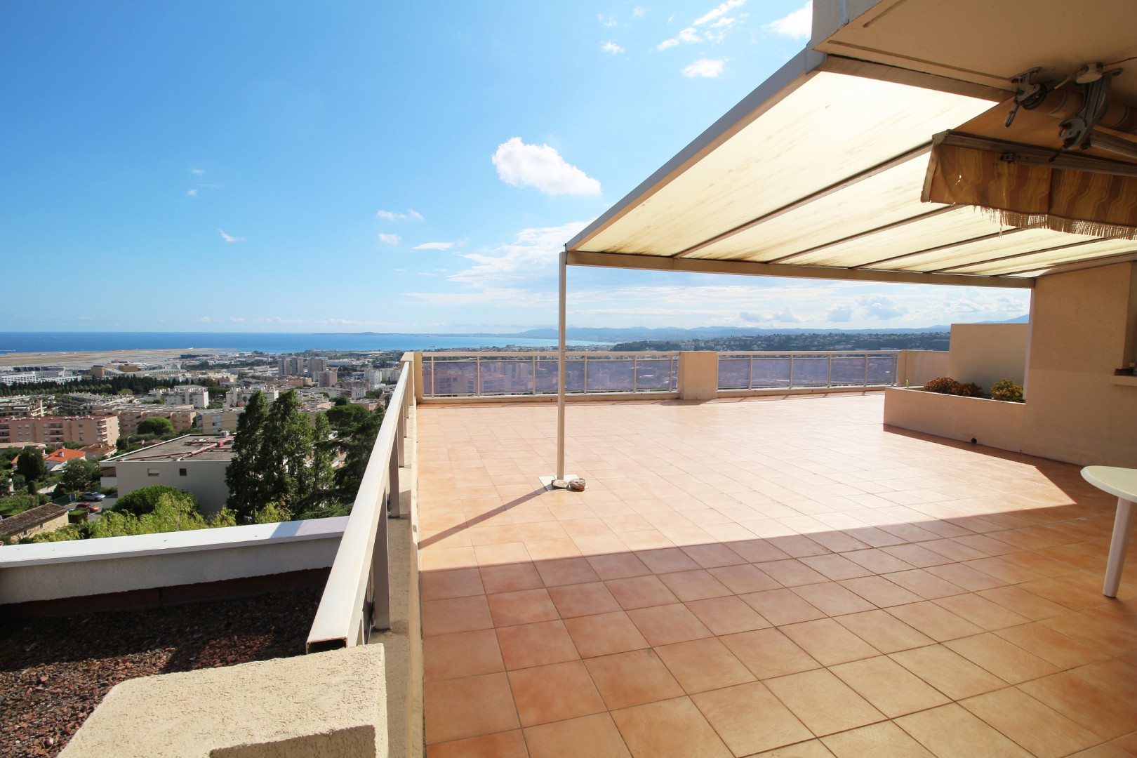 
                                                Vente
                                                 Villa sur le toit Nice Ouest VUE MER au calme avec piscine