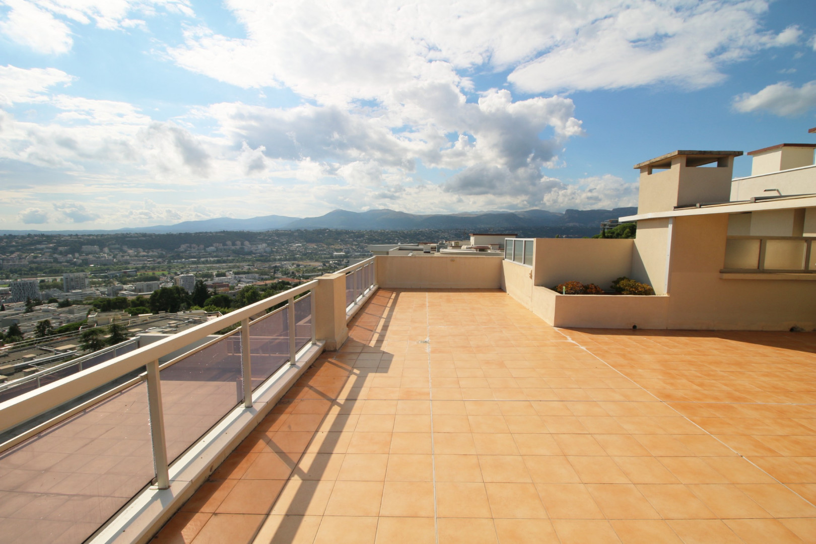 
                                                Vente
                                                 Villa sur le toit Nice Ouest VUE MER au calme avec piscine