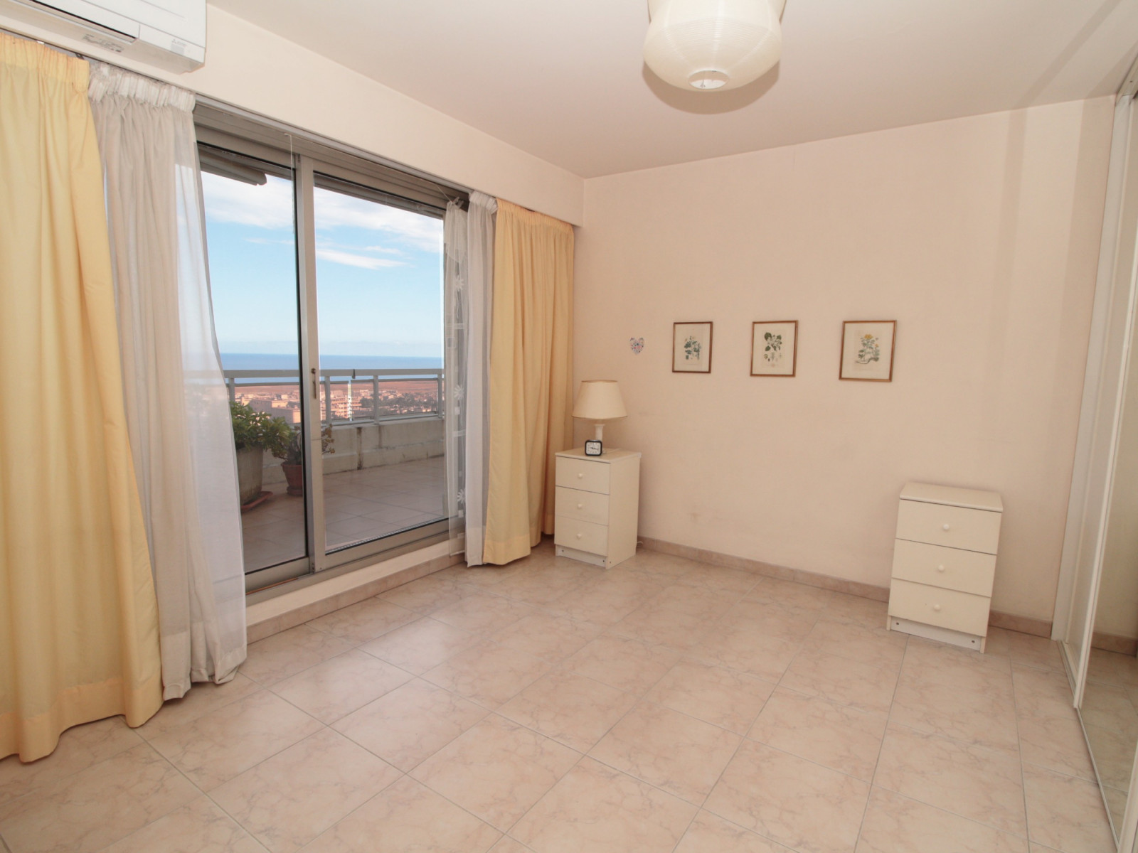 
                                                Vente
                                                 Villa sur le toit Nice Ouest VUE MER au calme avec piscine