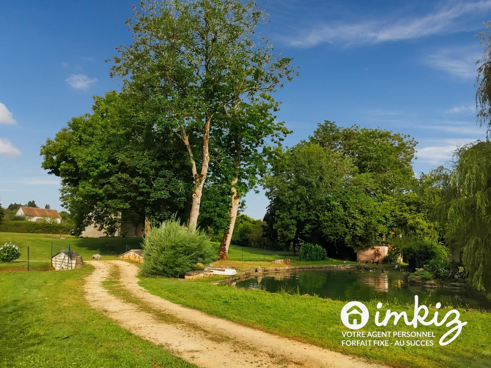 
                                                Vente
                                                 Villa sur un grand terrain arboré avec une mare