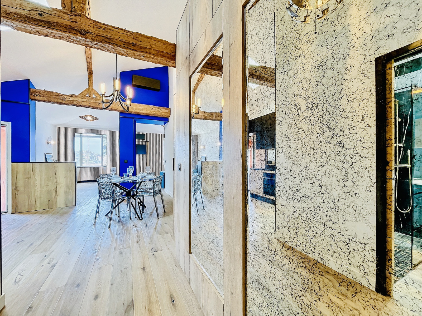 
                                                Vente
                                                 Villefranche - Appartement dernier étage vue mer