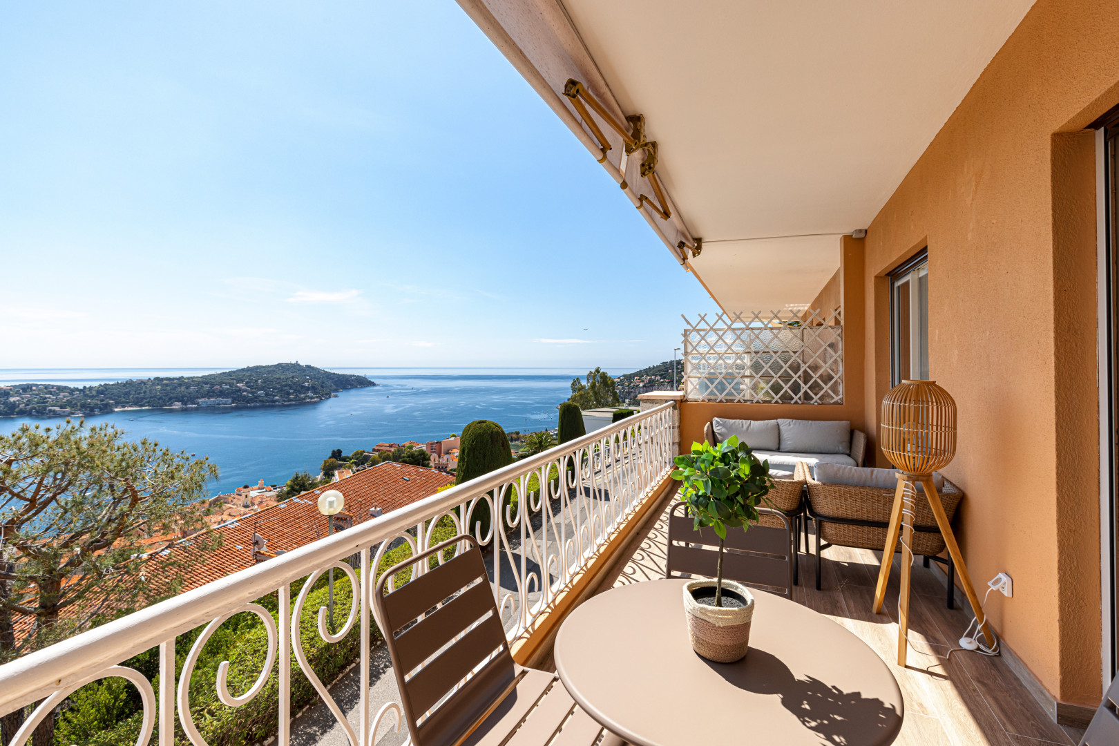 
                                                Vente
                                                 VILLEFRANCHE SUR MER -3 pièces entièrement rénové