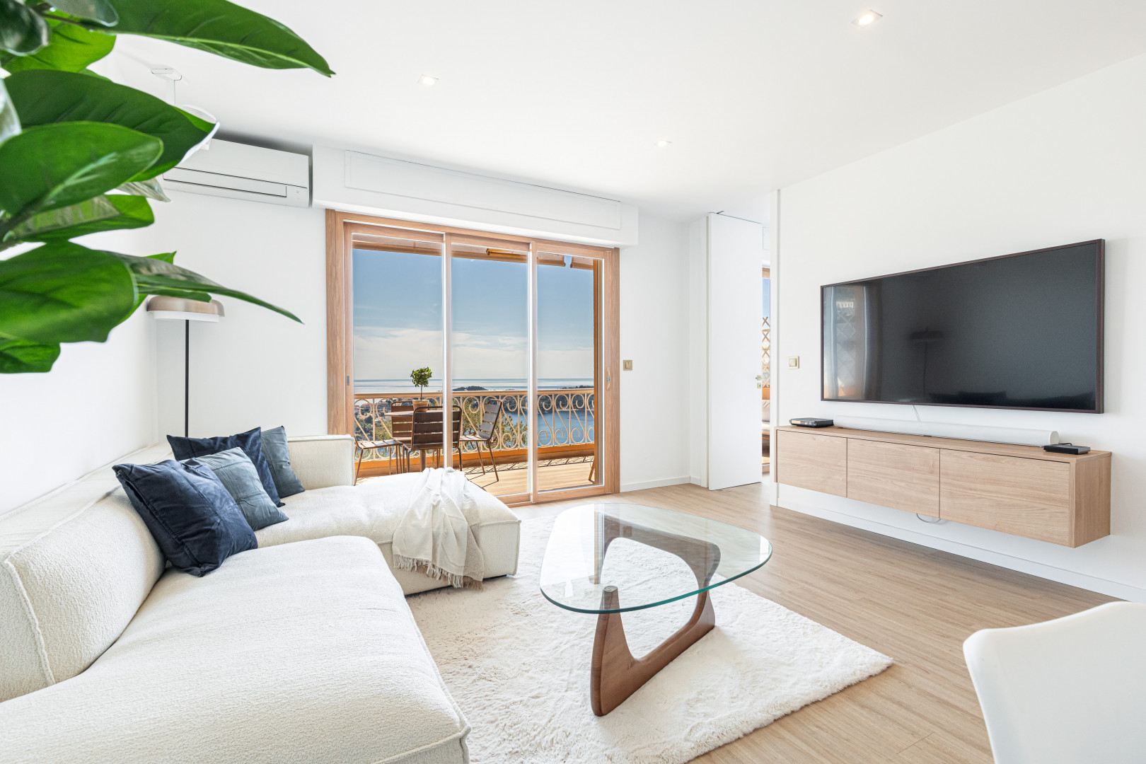 
                                                Vente
                                                 VILLEFRANCHE SUR MER -3 pièces entièrement rénové