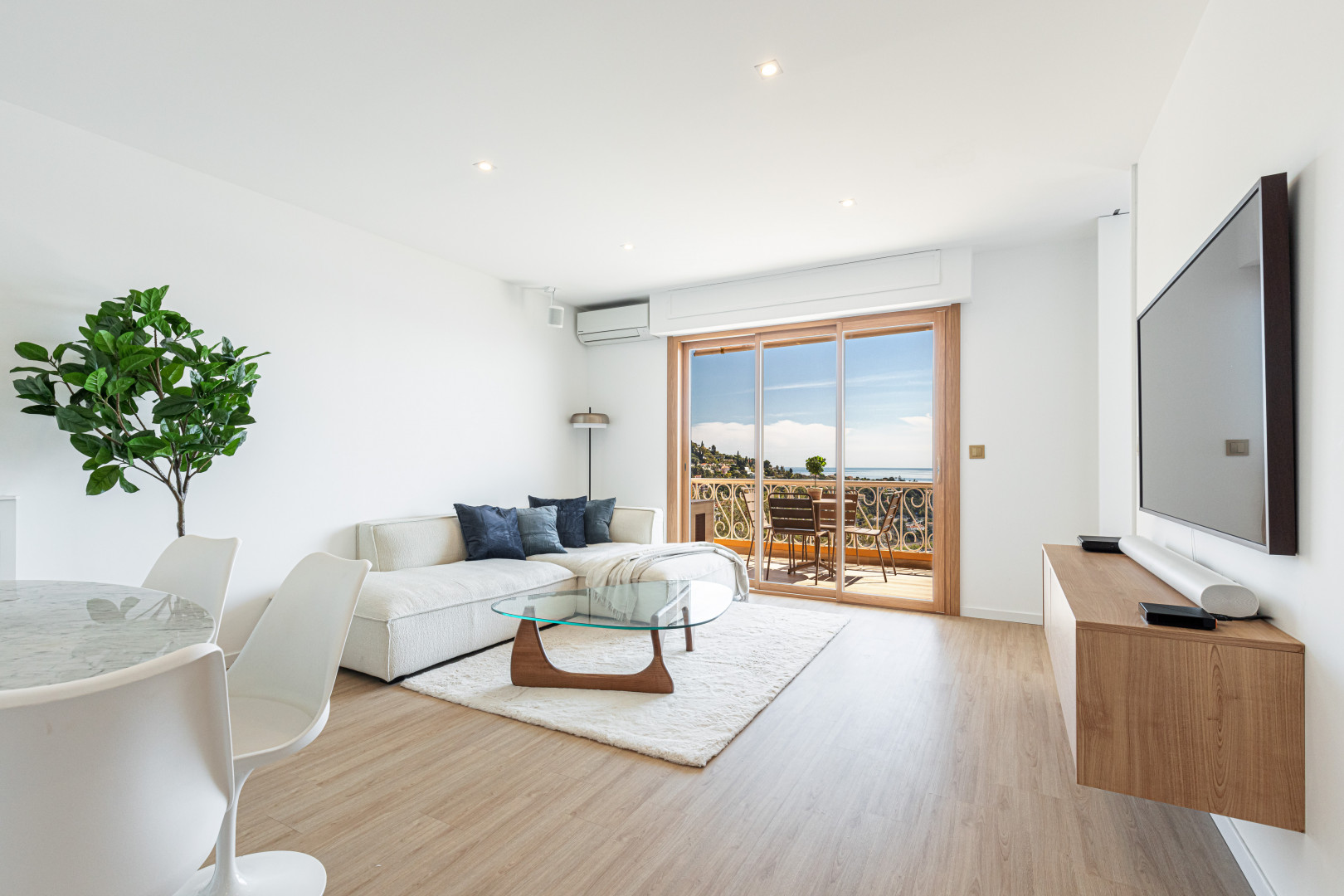 
                                                Vente
                                                 VILLEFRANCHE SUR MER -3 pièces entièrement rénové