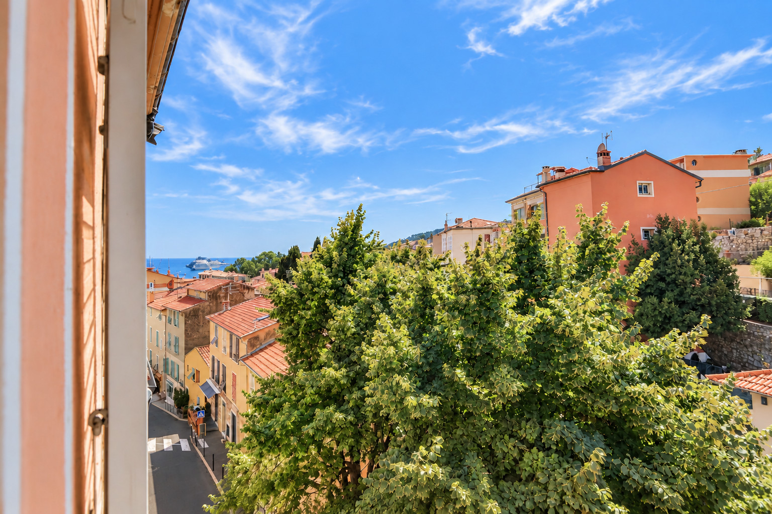 
                                                Vente
                                                 Villefranche-sur-mer- Beau 3 pièces de 52 m² en dernier étage à deux pas de la mer