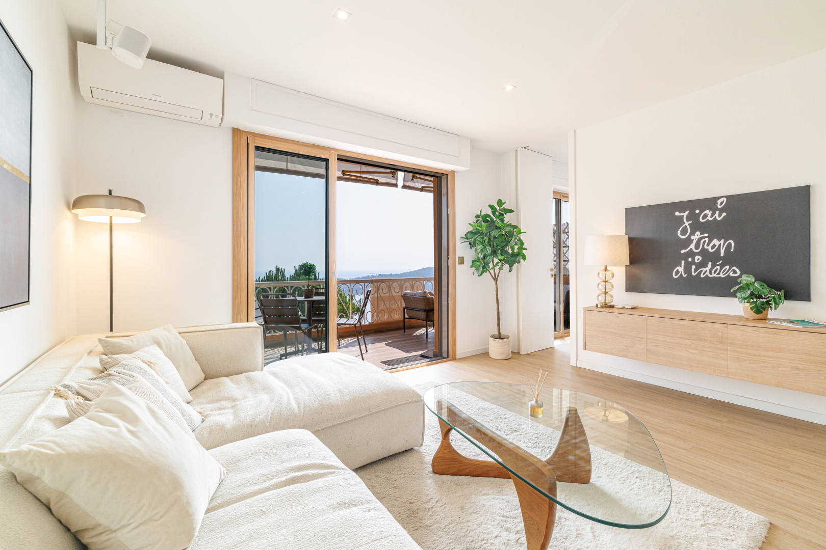 
                                                Vente
                                                 VILLEFRANCHE SUR MER - Corne d’Or  - Magnifique 3 pièces entièrement rénové disposant d’une terrasse avec vue panoramique sur la mer