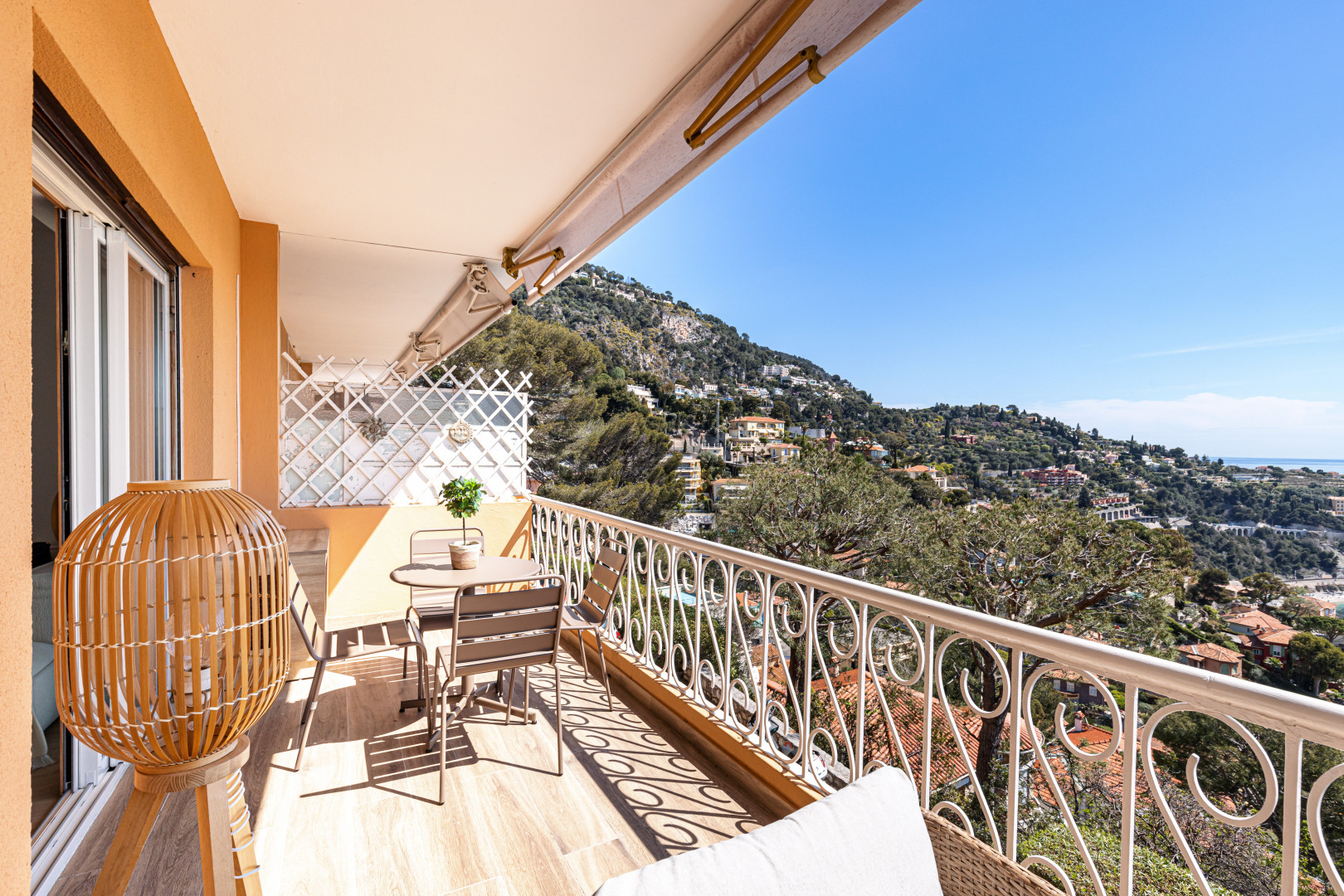 
                                                Vente
                                                 VILLEFRANCHE SUR MER - Corne d’Or  - Magnifique 3 pièces entièrement rénové disposant d’une terrasse avec vue panoramique sur la mer