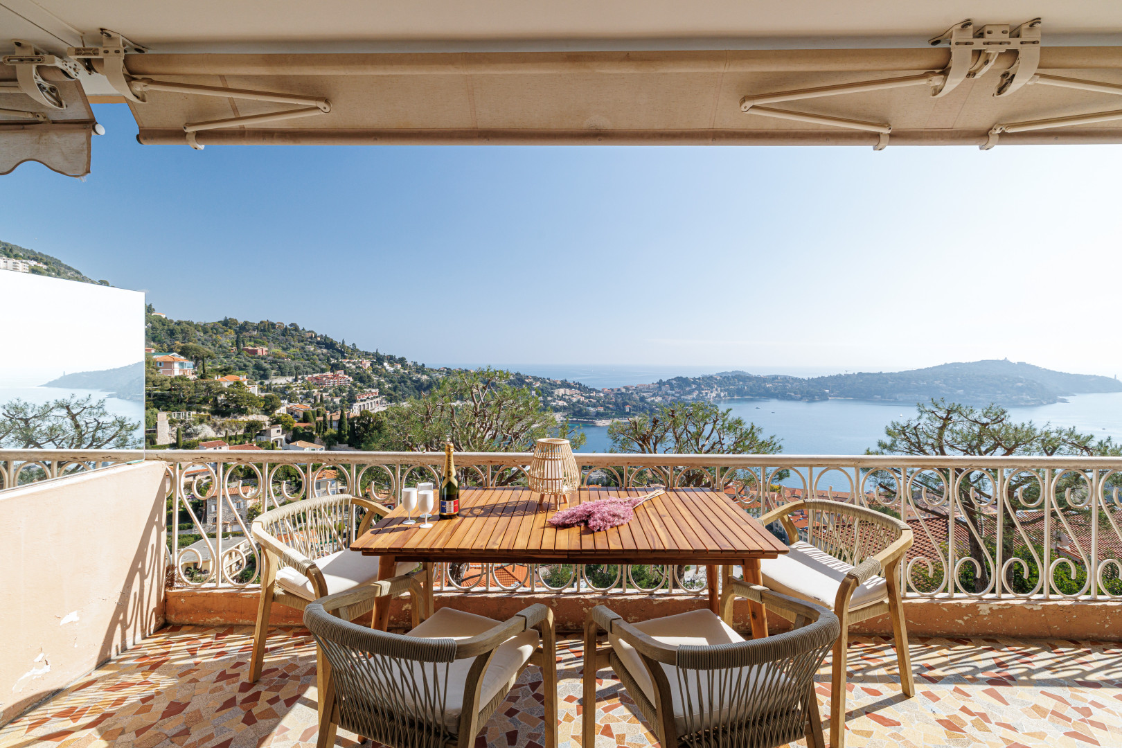
                                                Vente
                                                 VILLEFRANCHE SUR MER - Corne d’Or  - Magnifique 3 pièces entièrement rénové disposant d’une terrasse avec vue panoramique sur la mer