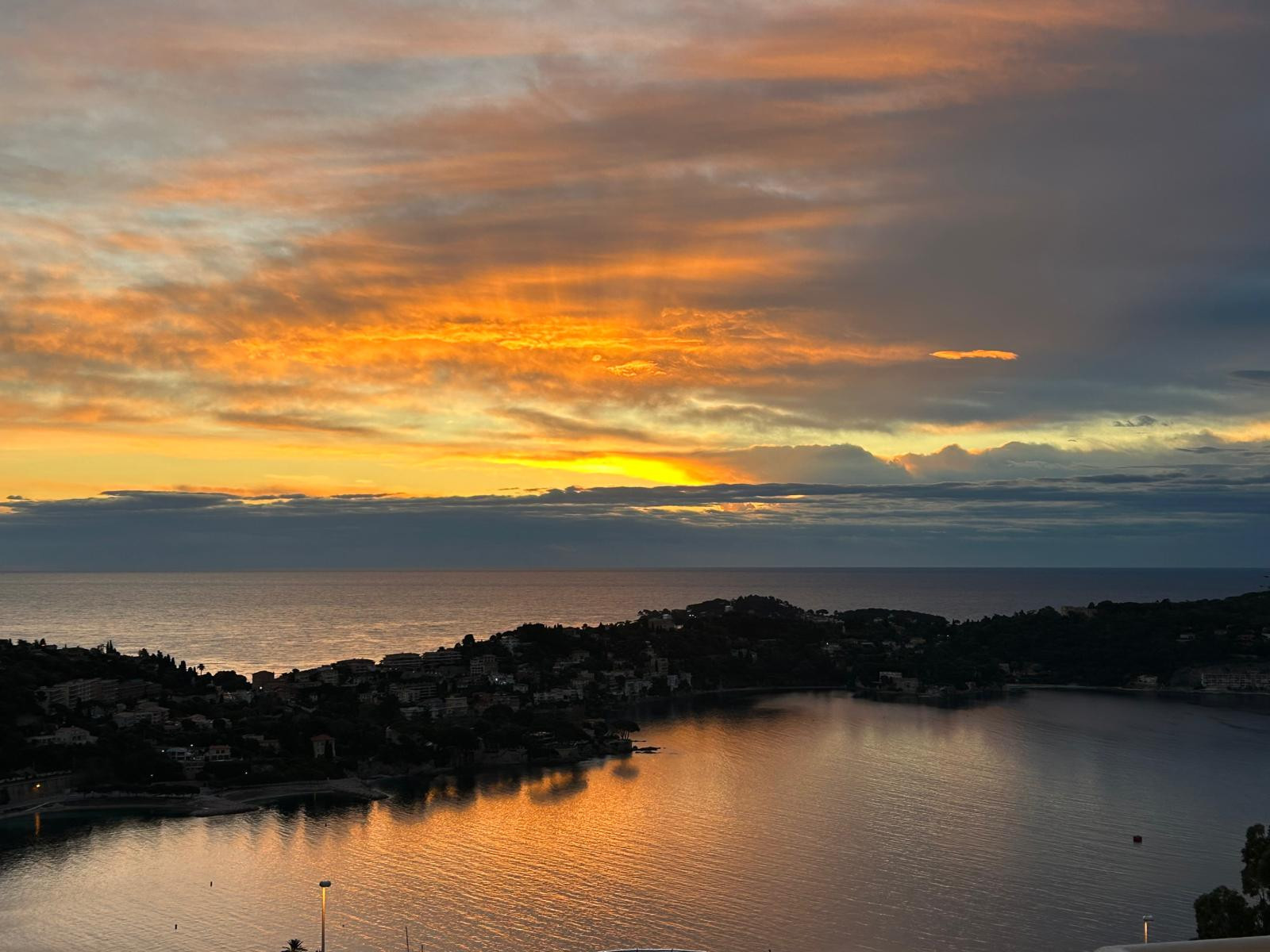 
                                                Vente
                                                 Villefranche-sur-Mer – Superbe 2/3 pièces en étage élevé, avec vue mer panoramique et au calme absolu