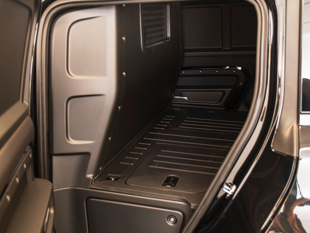 
                                                Voiture
                                                 Voiture 4x4 - Land Rover Defender 110 D250 /S UTILITAIRE 3 PLACES - 99970€