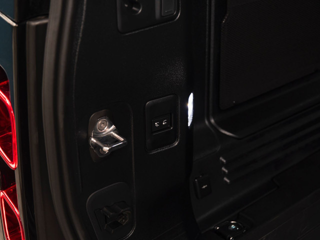 
                                                Voiture
                                                 Voiture 4x4 - Land Rover Defender 110 D250 /S UTILITAIRE 3 PLACES - 99970€