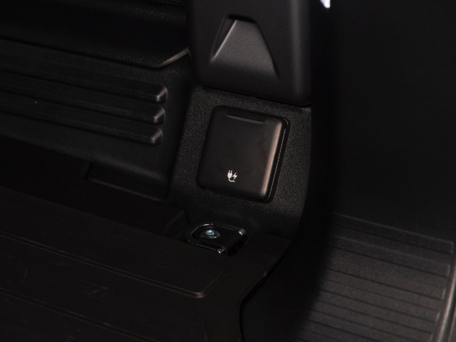 
                                                Voiture
                                                 Voiture 4x4 - Land Rover Defender 110 D250 /S UTILITAIRE 3 PLACES - 99970€