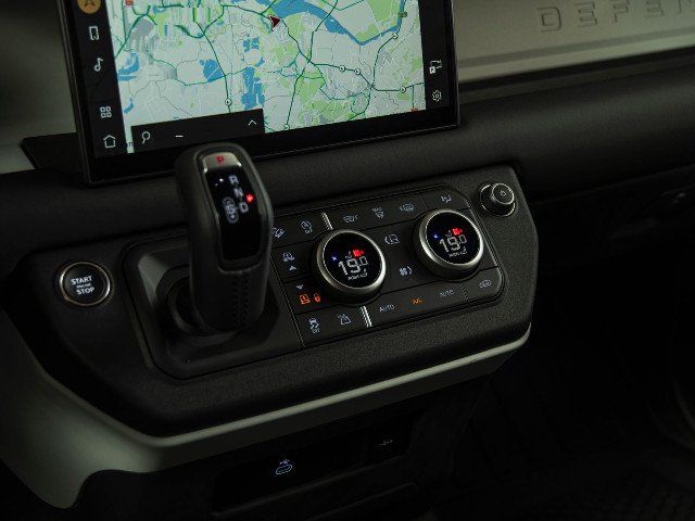 
                                                Voiture
                                                 Voiture 4x4 - Land Rover Defender 110 D250 /S UTILITAIRE 3 PLACES - 99970€