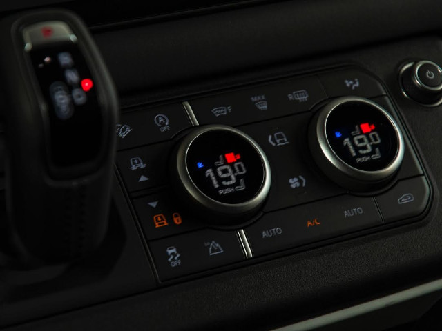 
                                                Voiture
                                                 Voiture 4x4 - Land Rover Defender 110 D250 /S UTILITAIRE 3 PLACES - 99970€