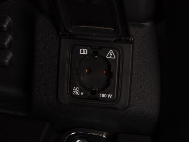 
                                                Voiture
                                                 Voiture 4x4 - Land Rover Defender 110 D250 /S UTILITAIRE 3 PLACES - 99970€