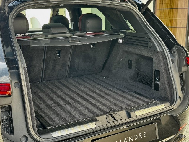 
                                                Voiture
                                                 Voiture 4x4 - Land Rover Range Rover P550 E PHEV AUTOBIOGRAPHY DYNAMIC - 139970€