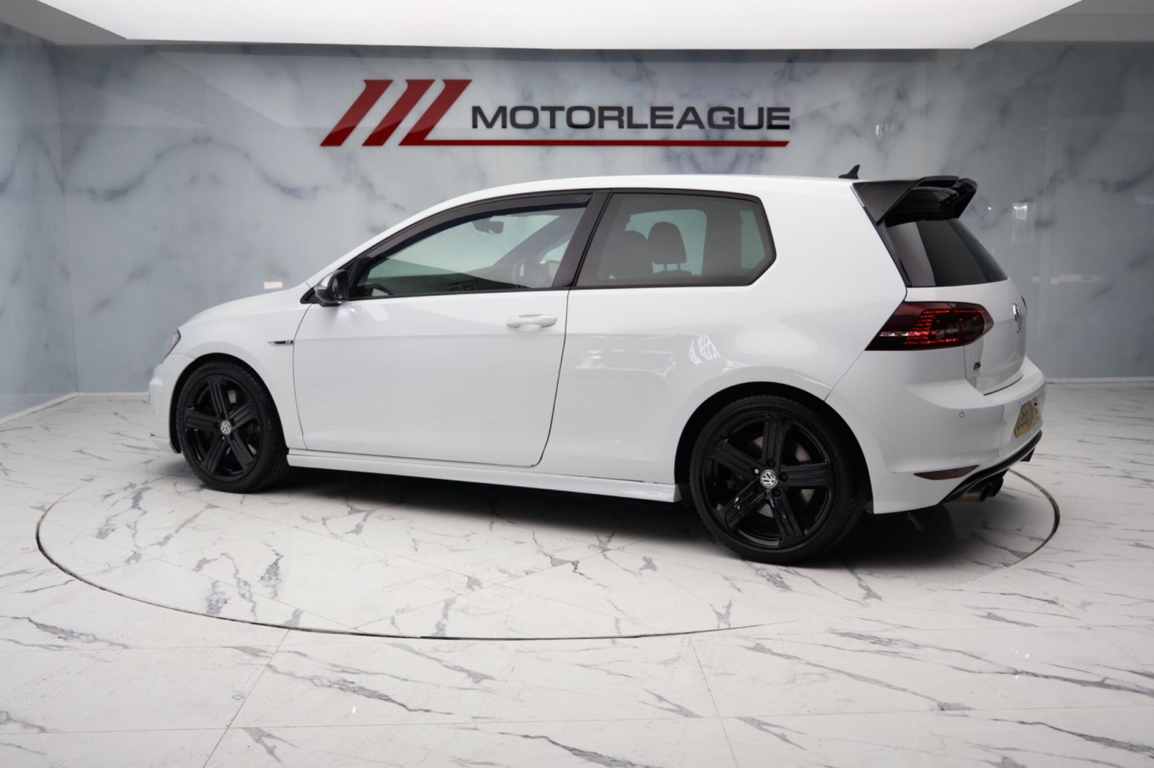
                                                Voiture
                                                 Volkswagen Golf 2.0 TSI BlueMotion Tech R DSG 4Motion Euro 6 (s/s) 3dr