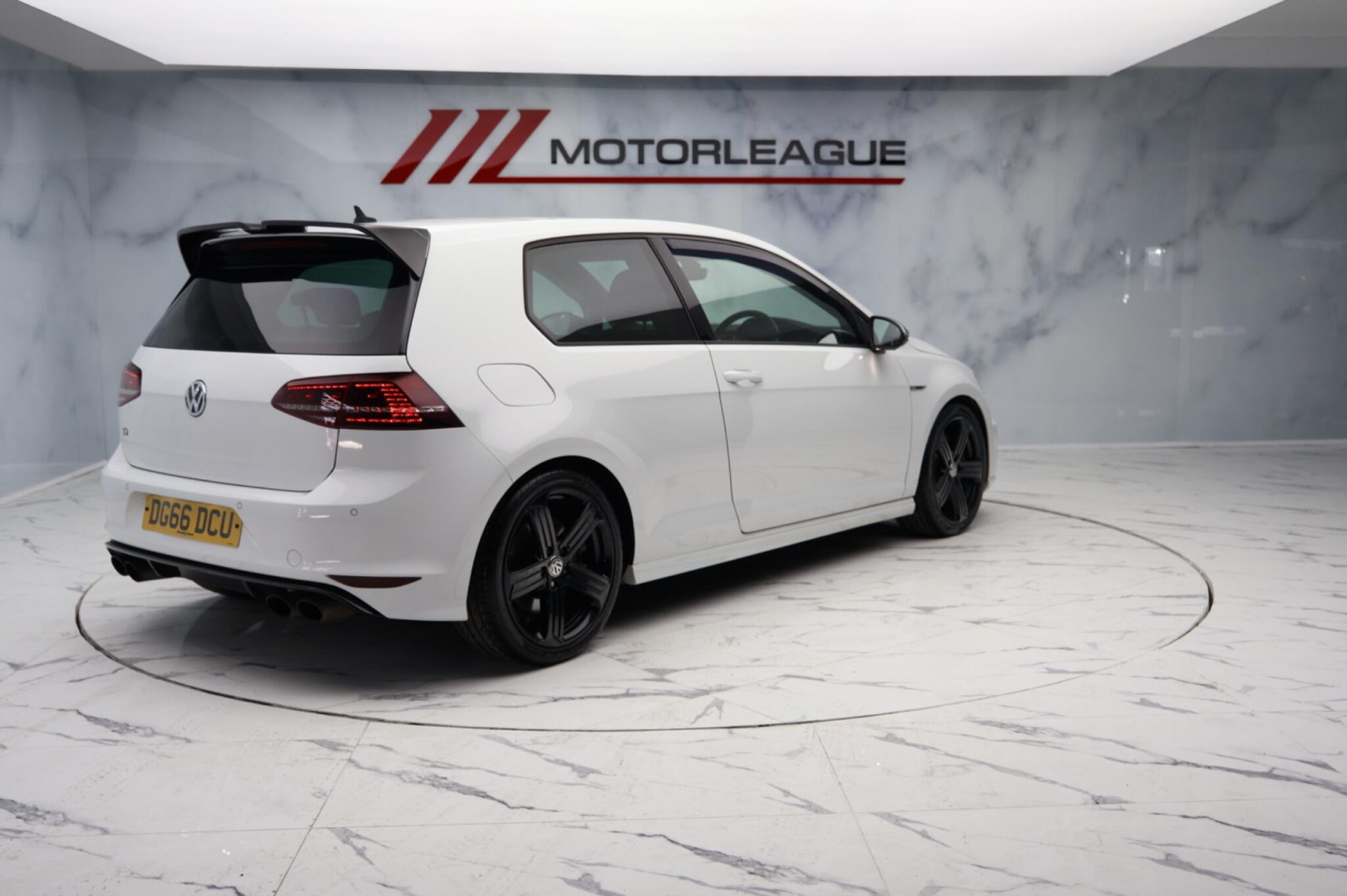 
                                                Voiture
                                                 Volkswagen Golf 2.0 TSI BlueMotion Tech R DSG 4Motion Euro 6 (s/s) 3dr