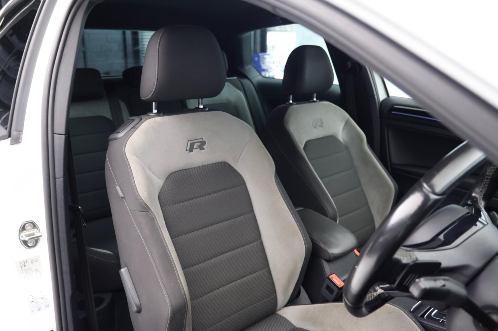 
                                                Voiture
                                                 Volkswagen Golf 2.0 TSI BlueMotion Tech R DSG 4Motion Euro 6 (s/s) 3dr