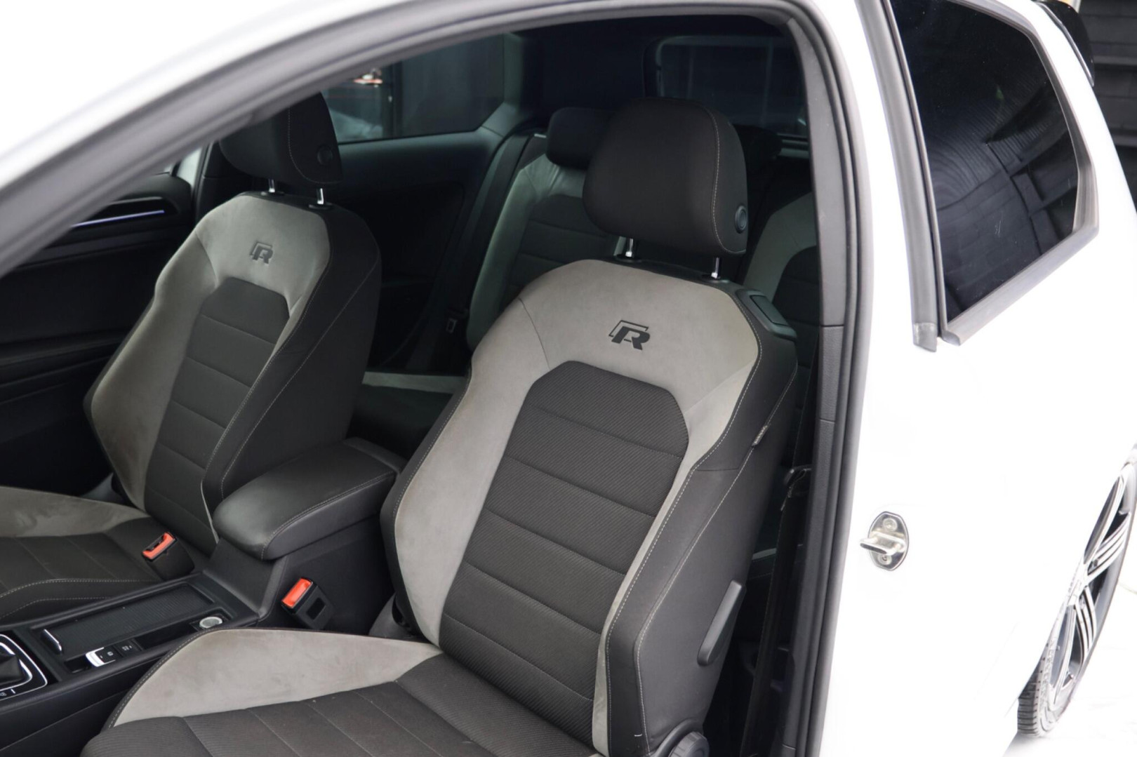 
                                                Voiture
                                                 Volkswagen Golf 2.0 TSI BlueMotion Tech R DSG 4Motion Euro 6 (s/s) 3dr
