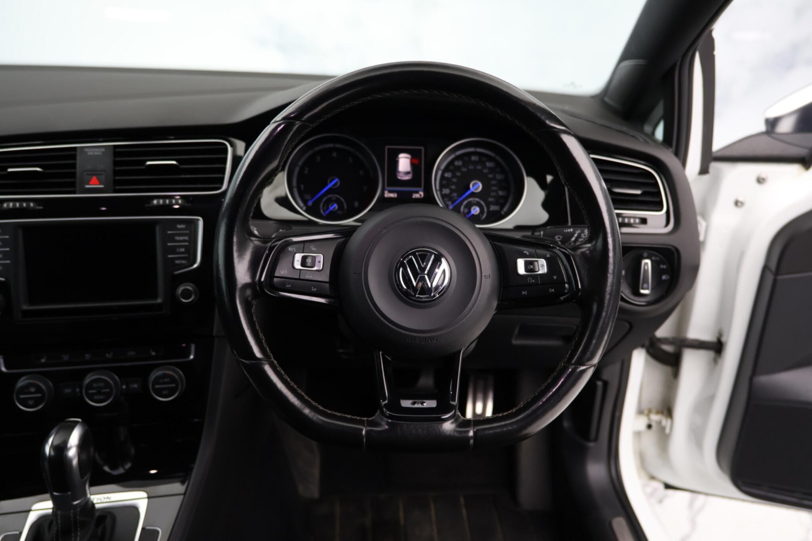 
                                                Voiture
                                                 Volkswagen Golf 2.0 TSI BlueMotion Tech R DSG 4Motion Euro 6 (s/s) 3dr