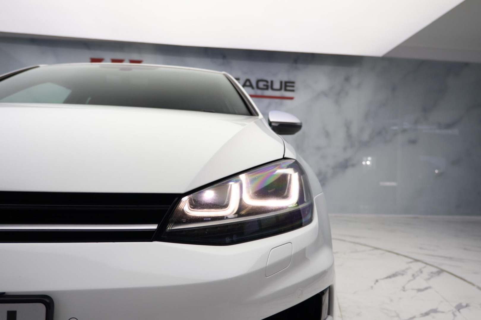 
                                                Voiture
                                                 Volkswagen Golf 2.0 TSI BlueMotion Tech R DSG 4Motion Euro 6 (s/s) 3dr