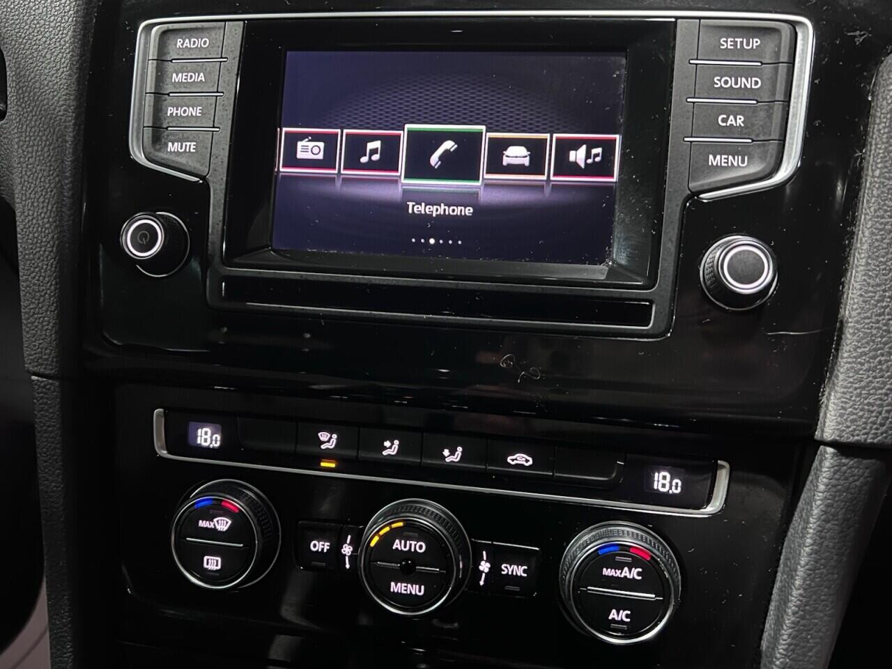 Voiture
                                                 Volkswagen Golf 2.0 TSI BlueMotion Tech R Hatchback 5dr Petrol Manual 4Motion Euro 6 (s/s) (300 ps) Hatchback