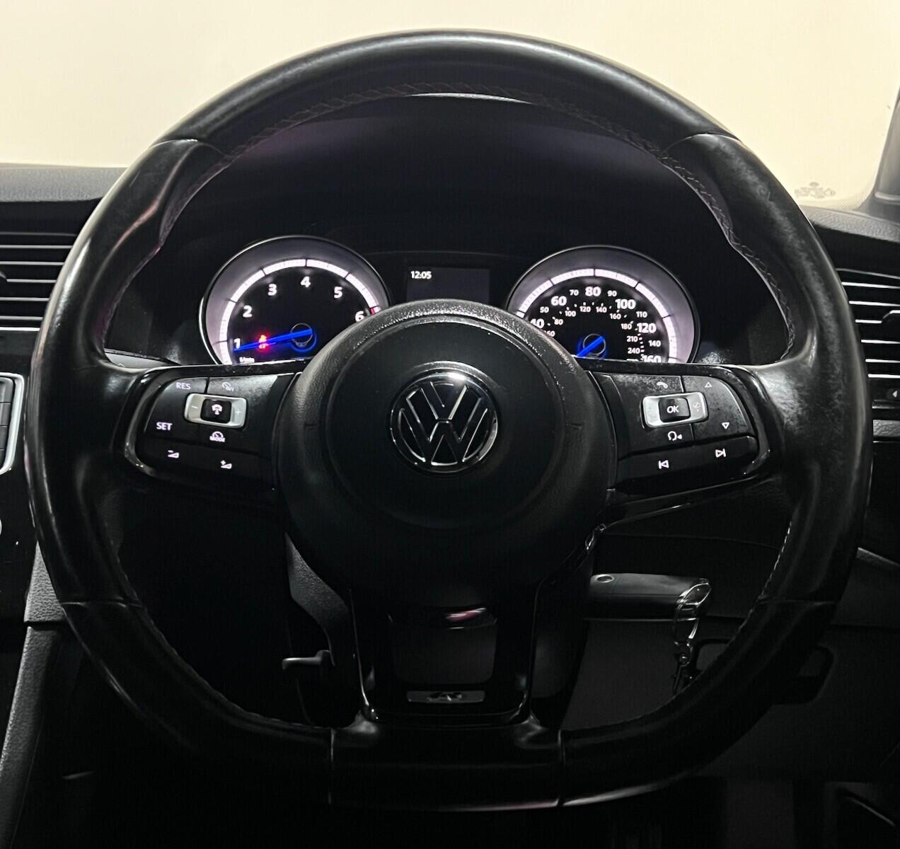 Voiture
                                                 Volkswagen Golf 2.0 TSI BlueMotion Tech R Hatchback 5dr Petrol Manual 4Motion Euro 6 (s/s) (300 ps) Hatchback