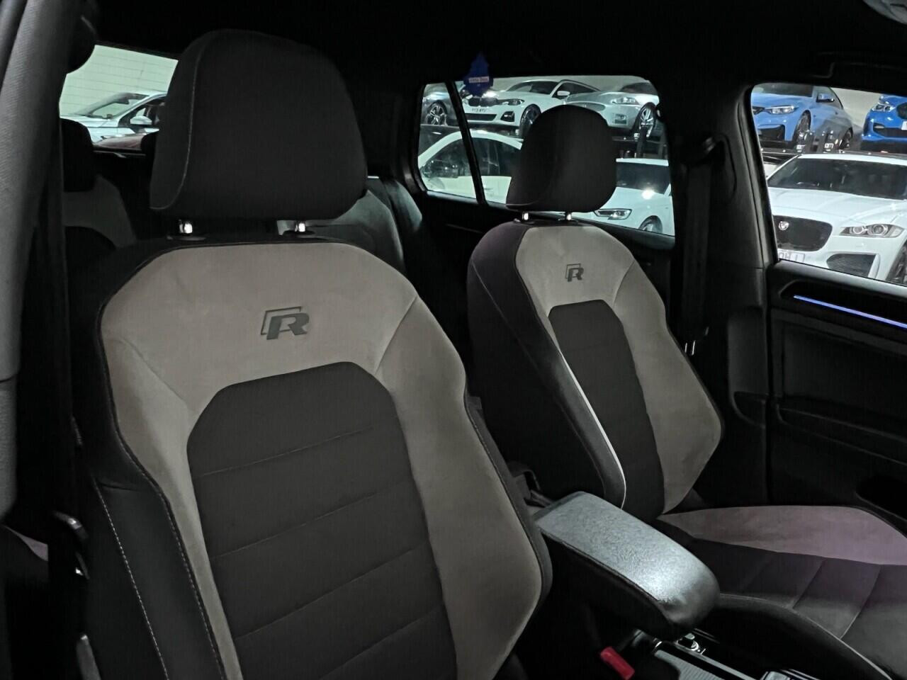 Voiture
                                                 Volkswagen Golf 2.0 TSI BlueMotion Tech R Hatchback 5dr Petrol Manual 4Motion Euro 6 (s/s) (300 ps) Hatchback