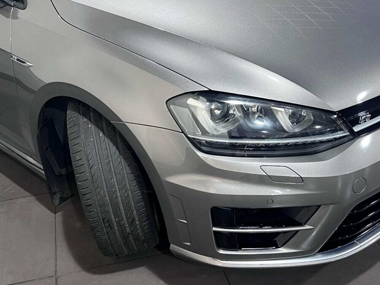 Voiture
                                                 Volkswagen Golf 2.0 TSI BlueMotion Tech R Hatchback 5dr Petrol Manual 4Motion Euro 6 (s/s) (300 ps) Hatchback
