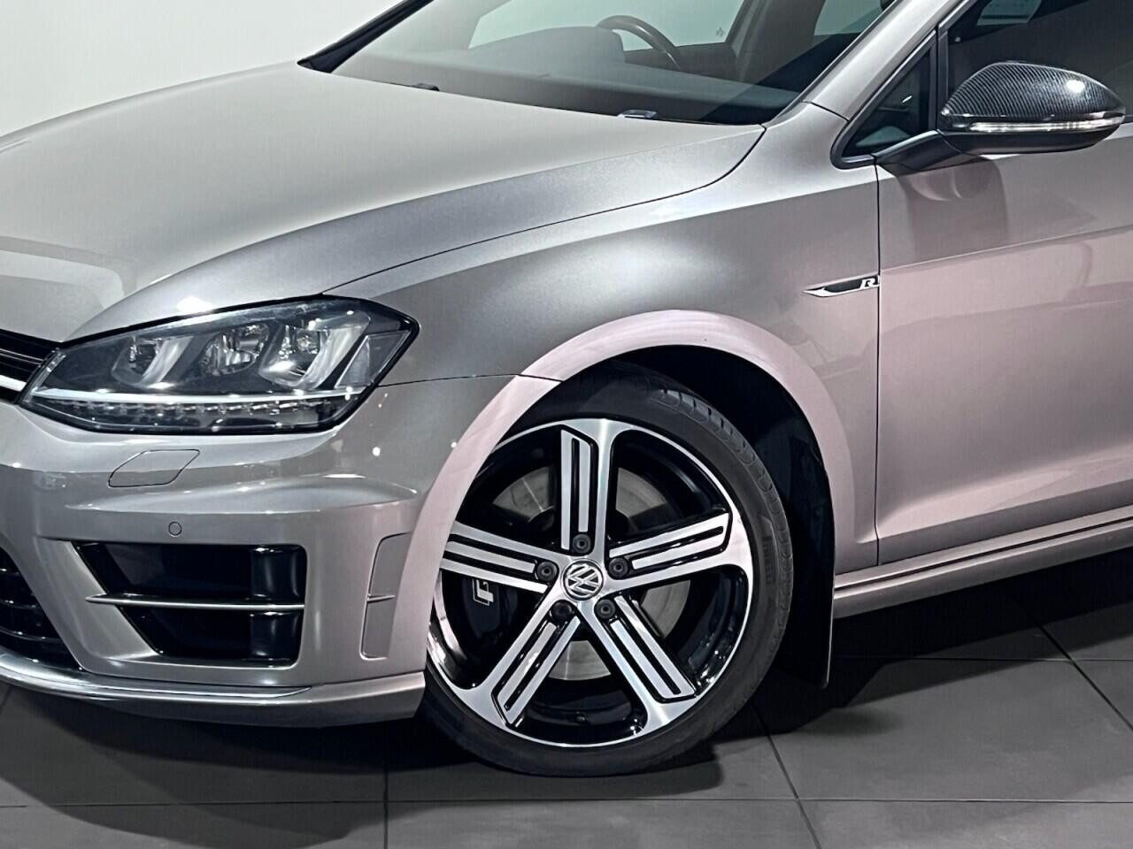 Voiture
                                                 Volkswagen Golf 2.0 TSI BlueMotion Tech R Hatchback 5dr Petrol Manual 4Motion Euro 6 (s/s) (300 ps) Hatchback