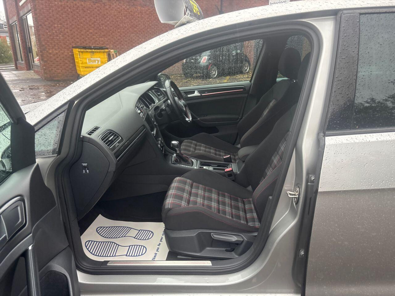 
                                                Voiture
                                                 Volkswagen Golf 2.0 TSI GTI TCR HATCHBACK 5DR PETROL DSG EURO 6 (S/S) (290 PS) AUTO MOT 11/26 40K ULEZ