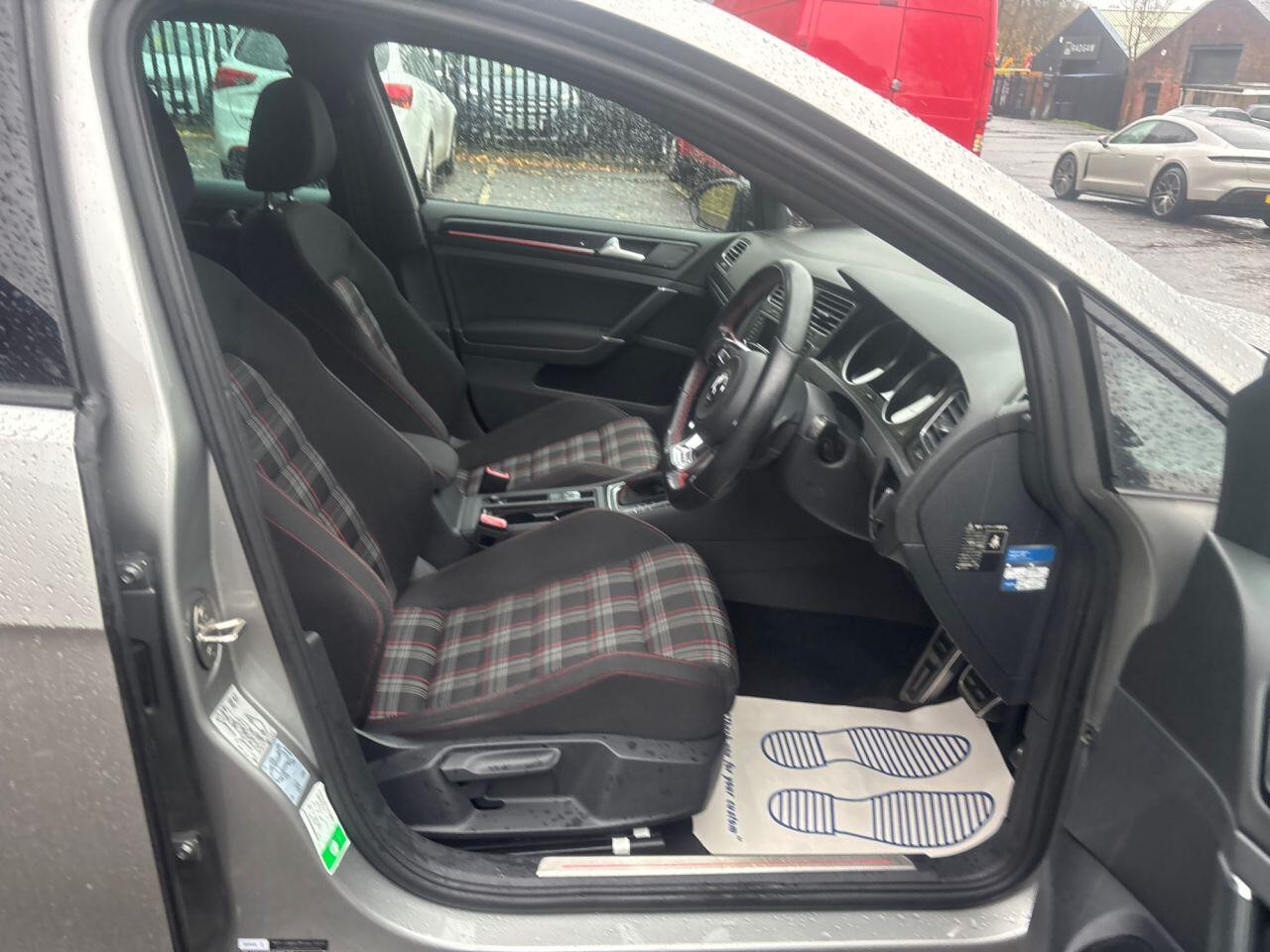 
                                                Voiture
                                                 Volkswagen Golf 2.0 TSI GTI TCR HATCHBACK 5DR PETROL DSG EURO 6 (S/S) (290 PS) AUTO MOT 11/26 40K ULEZ